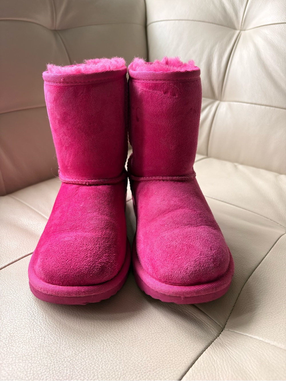 Girls UGG Classic Short Boots in Vibrant Pink Suede - Picture 7 of 9